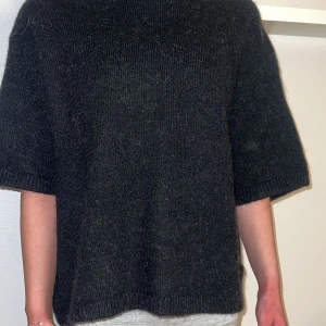 Svart kortärmad tröja - Säljer en mysig svart stickad tröja med halvlånga ärmar. Den är gjord i ett mjukt material som är jättebra för kyligare dagar. Väldigt få gånger använd. Skriv gärna vid ytterligare frågor!💓