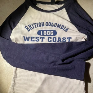 Topp från Shein -  topp från Shein. Toppen har en ribbad struktur och kontrasterande ärmar. Perfekt för en avslappnad stil. Om ni har frågor är det bara att skriva till mig. (Tar bara emot Swish.)