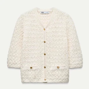 Vit stickad kofta från Zara - Säljer en snygg vit stickad kofta från Zara med v-ringning och knappar framtill. Den är somsagt vit med lite glitter i. Koftan har trekvartsärmar och två små fickor med knappdetaljer. Perfekt för att klä upp en outfit! Koftan är helt ny och har därför kvar lapp och en extra knapp🩷 Köp sker via ”köp nu” knappen🩷