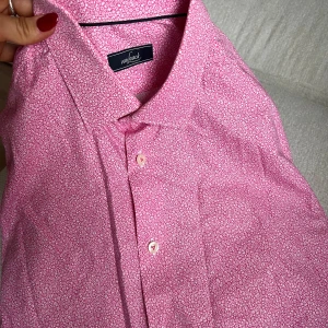 Rosa skjorta från Van Laack - Snygg rosa skjorta från Van Laack med ett diskret blommönster. Använd en gång så som ny. Nypris runt 1200kr.
