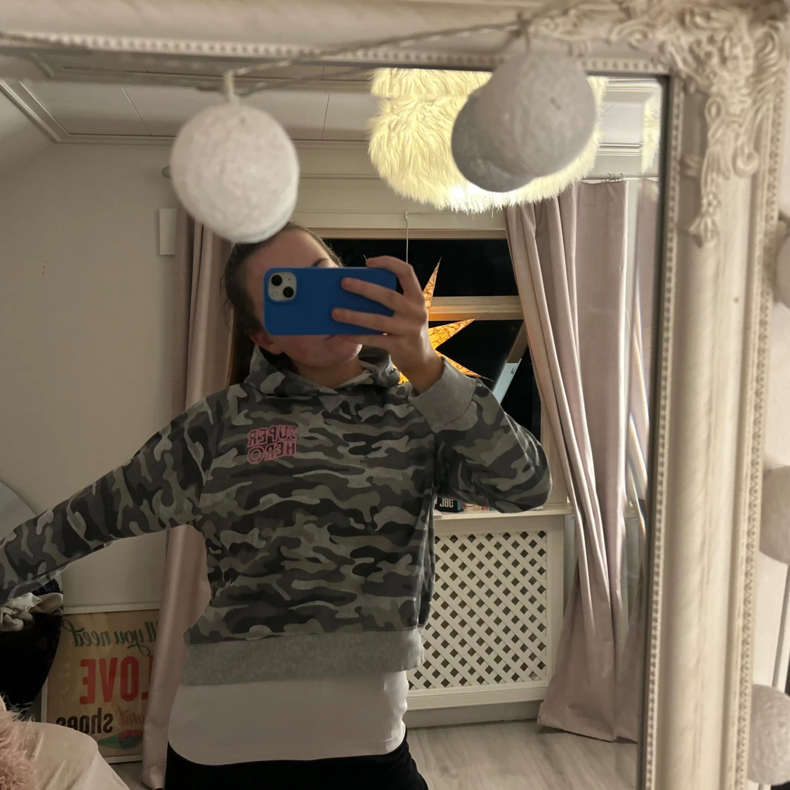 Grå camo hoodie med rosa text - 90