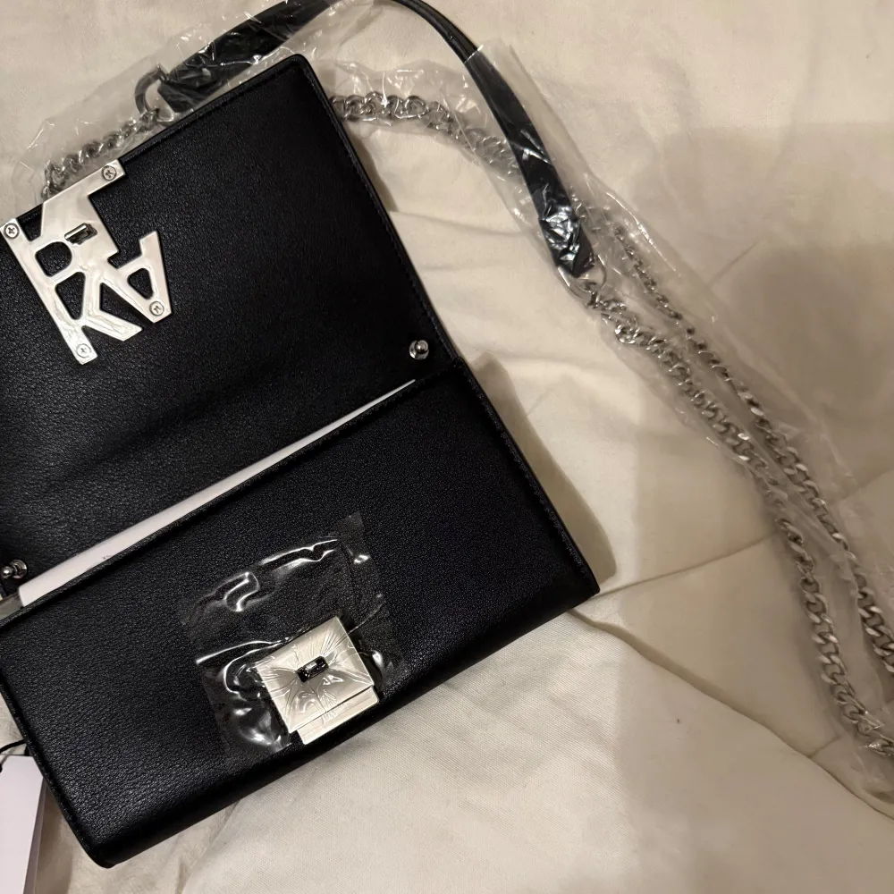 Intressekoll på mitt helt oanvända väska från Karl Lagerfeld i modellen ”block logo crossbody”. Väskan är helt slutsåld, kollar om intresse finns då den inte kommer till användning. Nypris 2000kr. . Laukut & Käsilaukut.