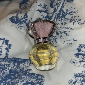 One direction parfym - One direction parfym. Flaskan är full men orginal kartongen finns inte kvar!!