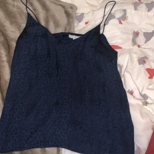 Mörkblå linnetopp från H&M - Mörkblå topp från hm med leopard mönster, inte använd. Säljer för att den tyvärr var för stor.