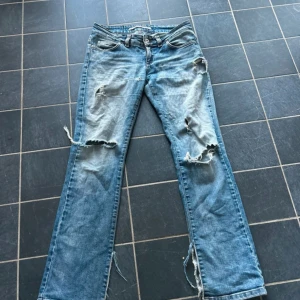 Lågmidjade jeans hål  - Så snygga men kommer ej till användning längre. Uppklippa längst nere och en liten fläck på sista bilden.