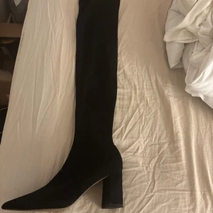 Boots  - Mocka boots från na-kd med dragkedja. Köpt för 900 