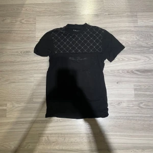 Svart t-shirt från Primark - Snygg svart t-shirt från Primark. Storlek xs fast passar 152-158. Tror det är barn xs.