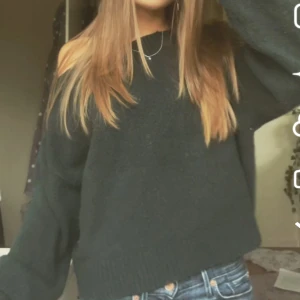 Grön stickad tröja - Säljer en mysig grön skickad tröja. Off shoulder. Använder inte längre. Från  others stories.