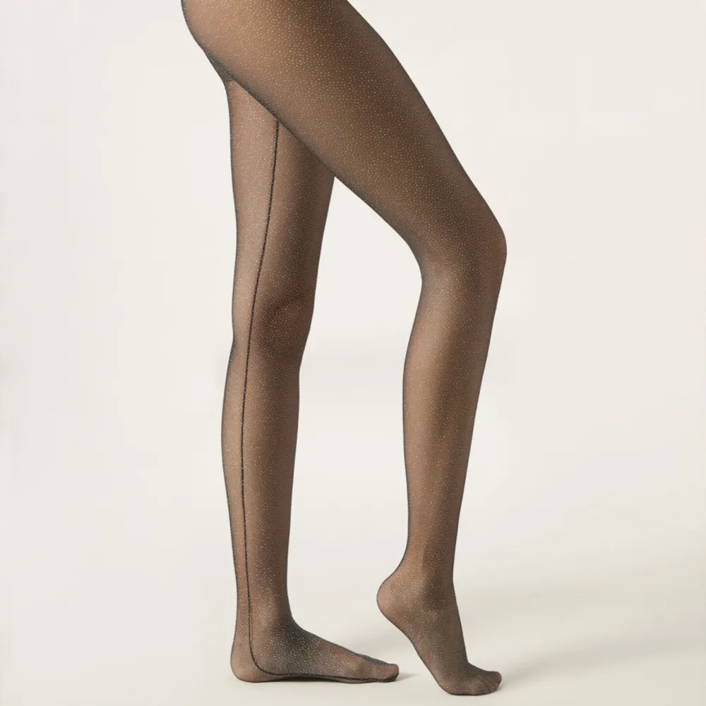 Snygga svarta strumpbyxor med ett subtilt glittrigt mönster som ger en elegant touch. Perfekta för att lyfta vilken outfit som helst med lite extra glamour. Helt nya, köpte dem igår men dem var förkorta, helt oanvända. Gick inte och returnera då jag jag öppna förpackningen för att prova dem på. . Muu.