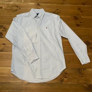 Ralph Lauren Skjorta  - Nu säljer jag min ralph lauren skjorta eftersom den är för liten! Den är knappt använd eftersom den aldrig passade☺️skick 9/10, hör av dig vid minsta fundering, pris kan diskuteras!