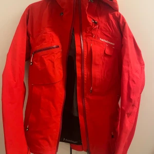 Rött skidställ från Peak Performance - Fint rött skidställ från peak performance i super bra skick! Använt 2 gånger🩷 skriv om ni vill ha fler bilder, det går att pruta! Nypris runt 9000kr tillsammans.