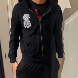 Risky kofta  - Risky kofta som nästan är helt ny, använd ett fåtal gånger men har inga fel , köpt för 865. jag har storlek M på alla kläder men denna passade mig perfekt 