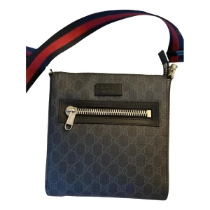 Gucci axelväska - Säljer en ny Gucci axelremsväska i väldigt bra skick säljes på grund av ingen användning. 