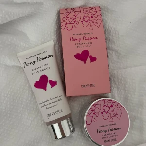 Peony Passion Body Care Set från Raphael Rosalee - Upptäck Peony Passion-serien från Raphael Rosalee, inklusive en parabenfri body scrub (110 ml), body salt (150 g) och body lotion (60 ml). Produkterna har en härlig piondoft och är designade för att vårda och återfukta huden.