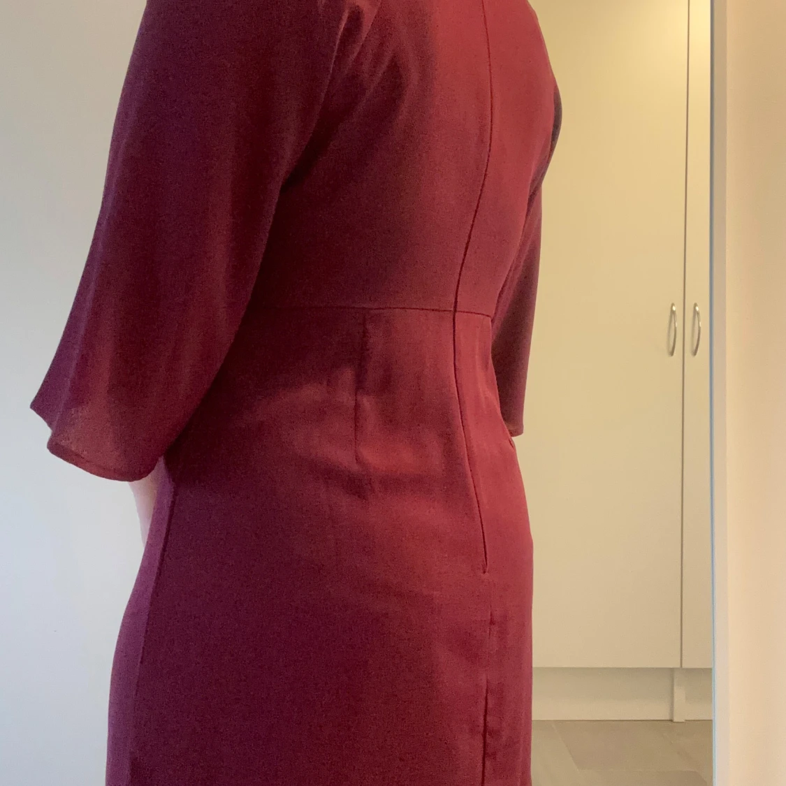 Vinröd klänning med knytband - 90