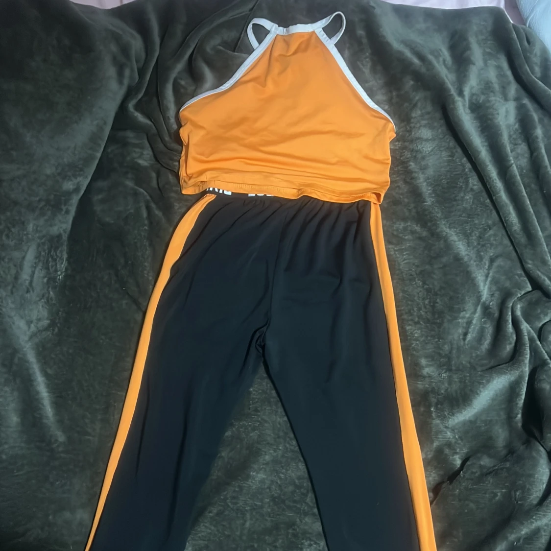 Orange och svart träningsset från Shein - 90