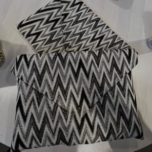 Zickzack-mönstrad datorfodral - #04 Moonlight. Snyggt datorfodral i ett trendigt zickzackmönster. Datorfodralet har en enkel knappstängning. Den är både stilren och praktisk, perfekt för både skola och jobb. Kombinerar både funktionalitet med stil.