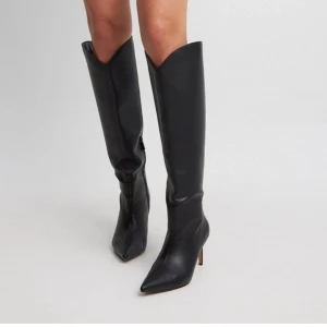 Svarta stövlar med klack - Svarta stilettboots från NA-KD x Lojsan Wallin i storlek 38, endast använda 1 gång. Mycket fint skick, näst intill nya. Nypris: 899kr 