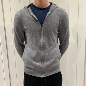 Grå Kashmir tröja - Säljer nu denna snygga och sköna 100% Kashmir tröjan ifrån Lawrence Grey. Inga defekter eller liknande. Storlek M modellen är 185. Bara att skriva vid frågor eller likande.