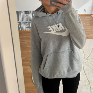 Grå Nike Hoodie - Säljer min gråa Nike hoodie. Fint skick eftersom den endast används under skolidrotten. Passar till allt!🤩Använd gärna ”köp nu” funktionen.
