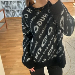 Hugo boss träja - Säljer min riktigt coola Hugo boss mohair stickade tröja. Jätte skön och inte alls stickig! Fint skick, köptes förra vintern för 2399kr.🤩