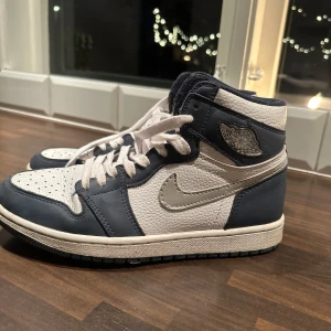 Nike Air Jordans i blått och vitt - Snygga Nike Air Jordans i en stilren kombination av blått och vitt. Skorna har en klassisk hög design med snörning. Perfekta för dig som vill ha en sportig och trendig look. Saknar äkta hets bevis därav priset💓