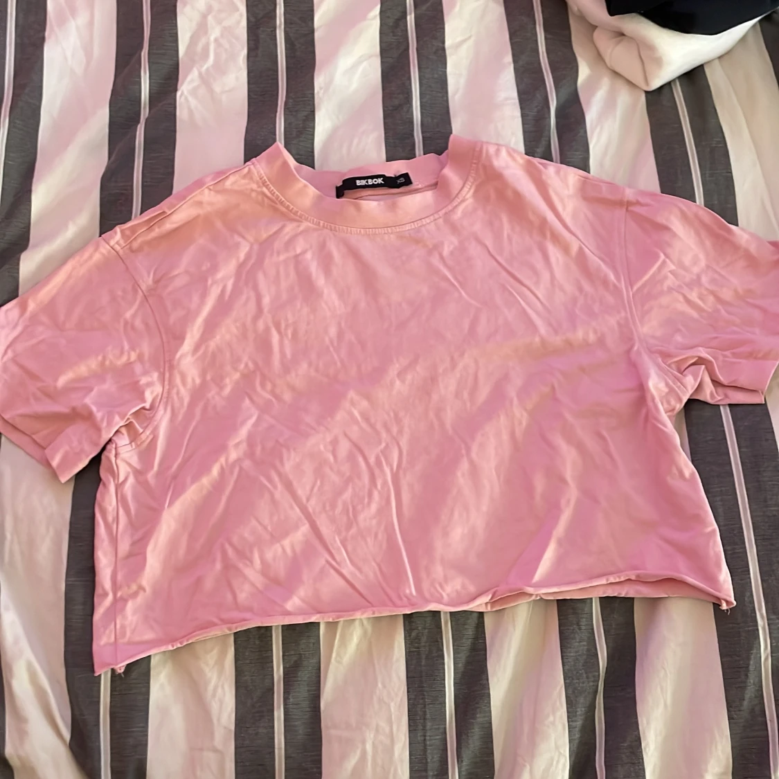 Rosa croppad t-shirt från Bik Bok