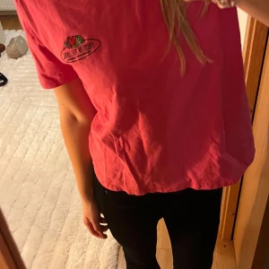 Rosa t-shirt med tryck - Säljer en cool rosa t-shirt med tryck på både fram- och baksidan🩷 (barn storlek, passar XS/S i dam)