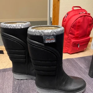 Svarta vinterstövlar från powerboots - Säljer ett par svarta vinterstövlar från powerboots inköpta denna säsong använda fåtal gånger