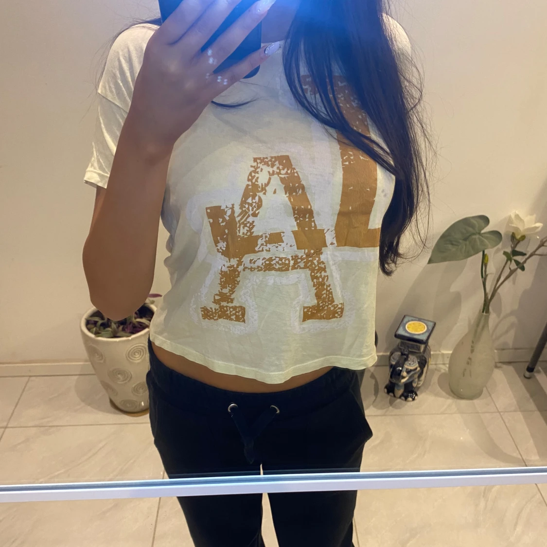 Vit t-shirt med guldtryck - 90