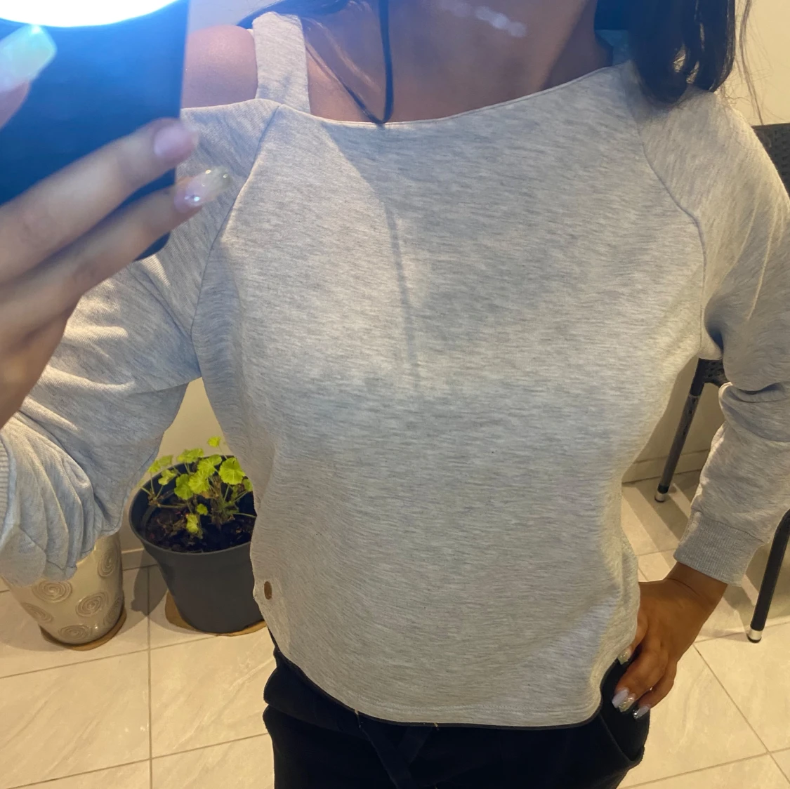 Grå offshoulder tröja