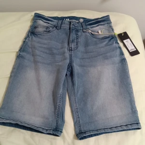 Jätte JÄTTE bra shorts både för killar och tjejer passar jätte bra på er säkert!   - Jätte JÄTTE fina shorts! Från lager 157 de är slut sold över allt i hela Sverige så passa på att köpa dom jätte bra för sommaren och på semesterresor!! Och jätte bra,fina shorts 🌟🔥🙌🏻🤩😸