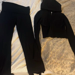 Svart hoodie från Gina Tricot - Säljer en svart hoodie från Gina Tricot med dragkedja och huva. Tröjan är croppad och har långa ärmar, perfekt för en avslappnad stil. Passar bra till både jeans och mjukisbyxor.