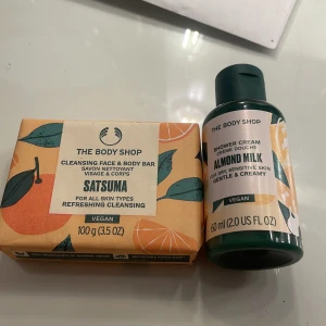 Satsuma och Almond Milk produkter från The Body Shop.    - Säljer en Satsuma Cleansing Face & Body Bar och en Almond Milk Shower Cream från The Body Shop. Tvålen är 100g och duschkrämen är 60ml. Båda produkterna är veganska och passar alla hudtyper. Satsuma har en uppfriskande citrusdoft medan Almond Milk är mild och krämig för torr och känslig hud.