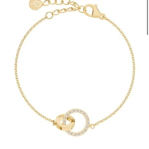 Guldarmband med glittriga detaljer - Elegant guldarmband med två sammanlänkade ringar, varav en är dekorerad med glittriga stenar. Armbandet har en justerbar kedja och en säker låsning. Perfekt för att ge en touch av glamour till din outfit.