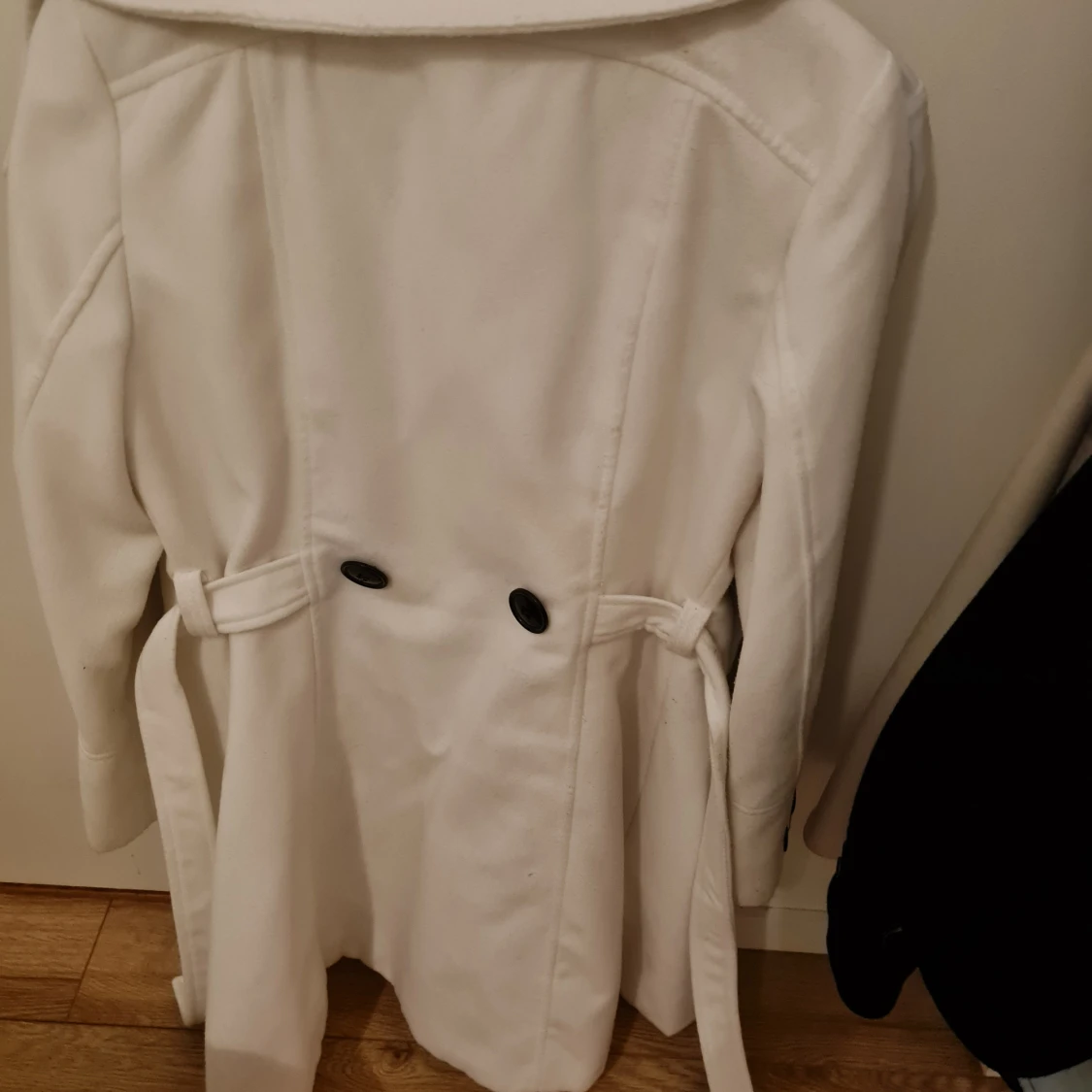 Vit kappa med svarta knappar - 90