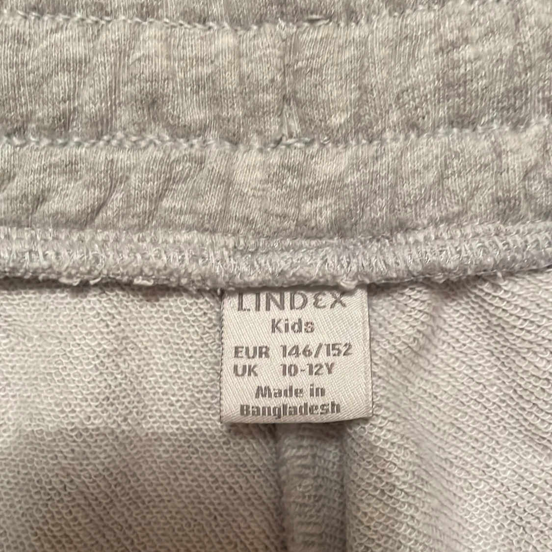 Grå mjukisbyxor med tryck - 93