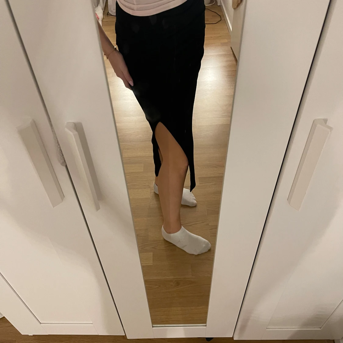 Svart ribbad kjol med slits