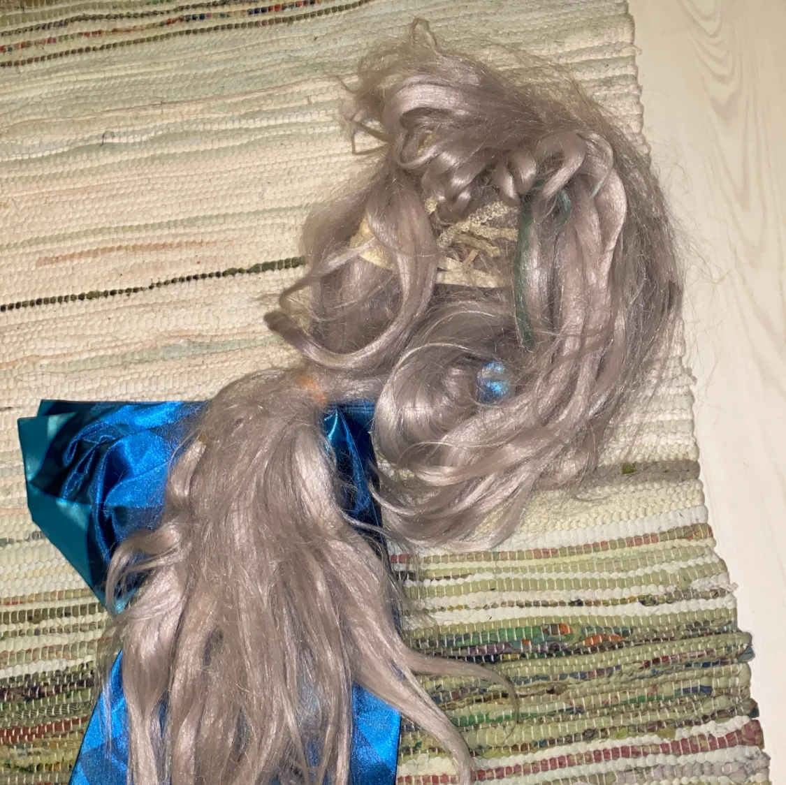 Grå peruk med blå rosett Lynette Genshin impact Cosplay