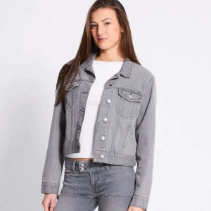  jeansjacka - Jeans jacka, helt ny används bara 2 Gånger. Den va för stor de drf ja säljer den. Storlek S men passar både S och Xs perfekt