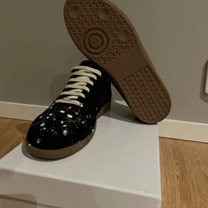 Masion margielas GATS  - Hej! Säljer ett par masion margielas i svart med färg på, skorna vet jag inte om dom är äkta eftersom köpte av en vän, skorna är i bra kvalité!