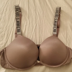 Victoria Secret Bh - Säljer min victoria secret bh som knappt används, inge defekter förutom att 2 pärlor har lossnat på banden men inget man tänker på, strl 75C! Är ljuslila ungefär💞