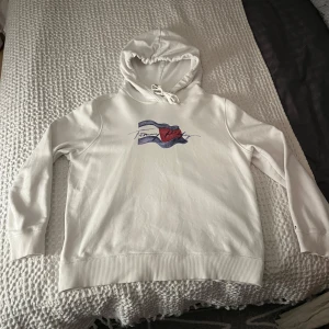 Vit hoodie från Tommy Hilfiger - Säljer en unik vit hoodie från Tommy Hilfiger, i princip aldrig använd.