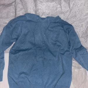 kashmir hoodie kille - köpte denna till min bror men den va för liten. strl: M men passar XS/S också, köpt för 800 ungefär