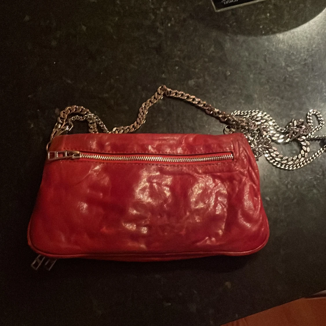 Röd axelväska med kedja - 1