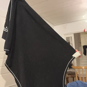 Svart flice täcke - Sliter 50 kr. Storlek 115
