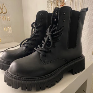 Svarta boots med snörning - Helt nya kängor med grov sula och snörning. Köpte två storlekar och glömde skicka tillbaka dessa. De sitter som 37. Väldigt sköna!✨