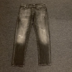Svarta jeans med slitningar - Storlek: 31,32.                                                              Skick: Som nya!                                                      Pris: 599kr