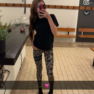 Leopardmönstrade leggings - Superfina träningsbyxor från stronger som inte säljs längre??💗använda enstaka gånger❤️Nypriset är 800kr
