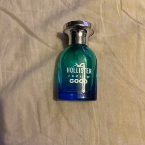 Hollister Feelin' Good parfym 30ml - Säljer en fräsch och ungdomlig parfym från Hollister, Feelin' Good. Fräsch sommar lukt, med en stark doft av citrus